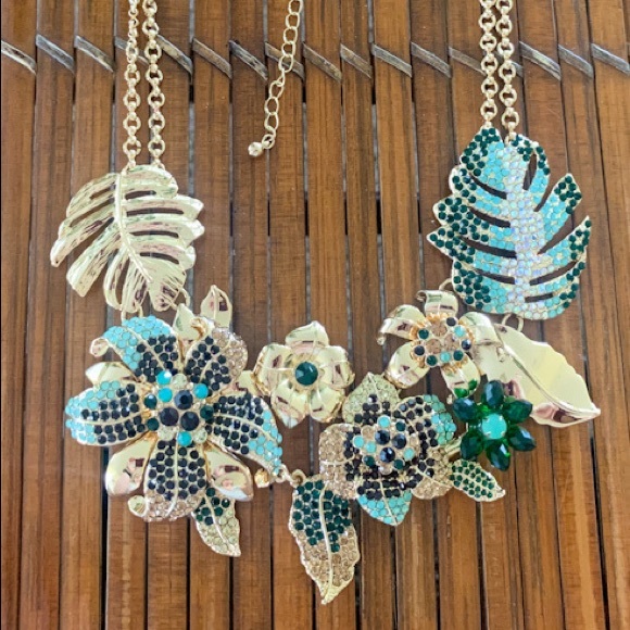 New White House Black Market Statement Necklace - Picture 4 of 6